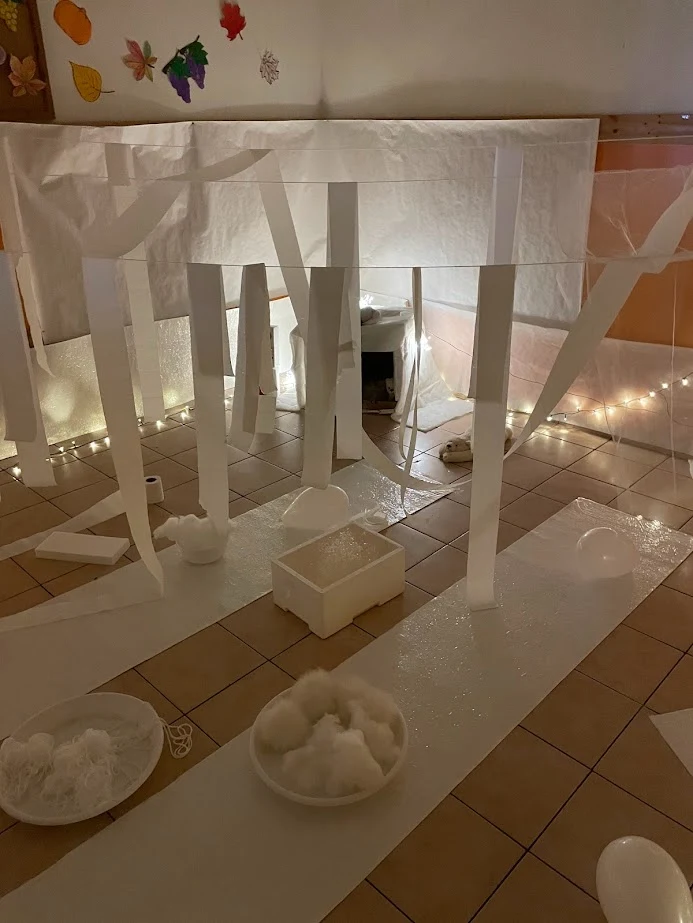 Allestimento di un atelier con materiali e trasparenze