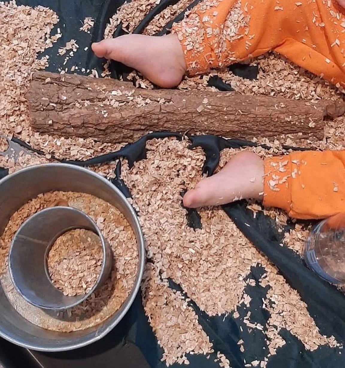 Piccole mani al lavoro con travasi e materiali