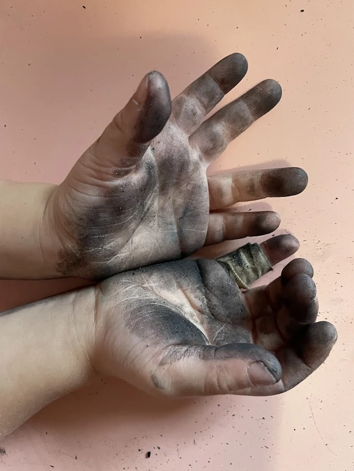 Mani che esplorano la materia