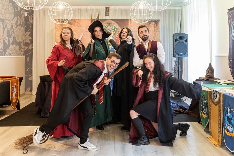 Gruppo di animatori del Cappellaio Matto Kids in costume a tema Harry Potter